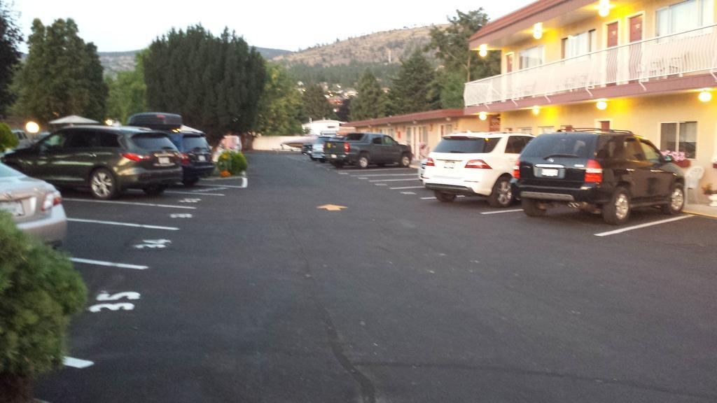 Swiss Sunset Inn Penticton Exteriör bild