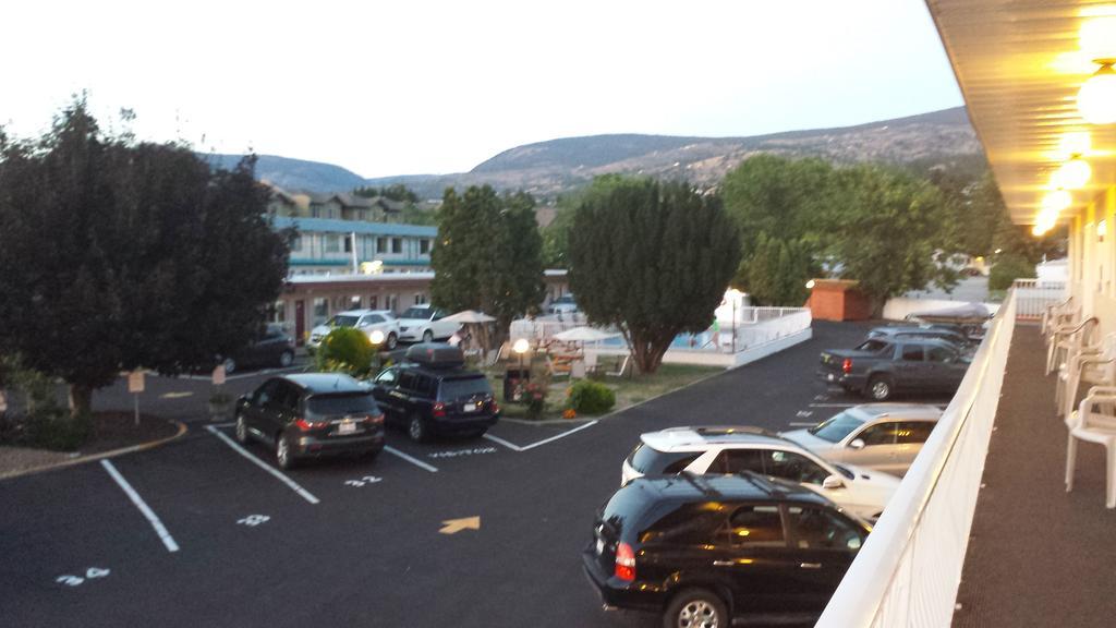 Swiss Sunset Inn Penticton Exteriör bild